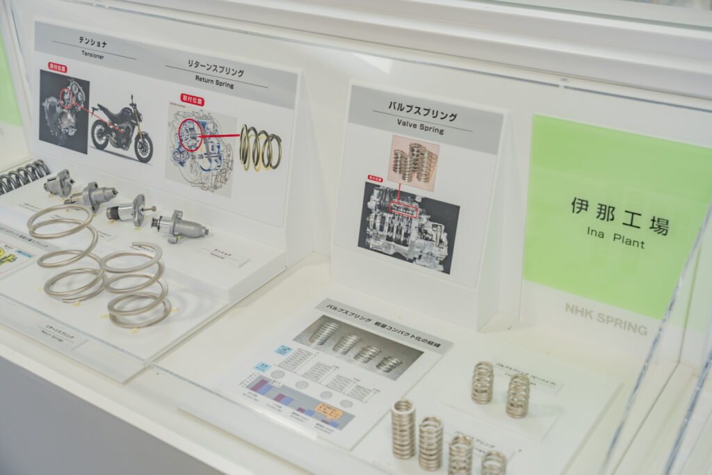 ニッパツ伊那工場の、バイク用エンジン部品の展示。